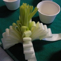 valorisation avec des légumes sculptés, ici un poireau, réalisation de buffet  formation j2f buffets et présentation