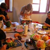 Les petites mains à l’œuvre en sculpture sur fruits et légumes